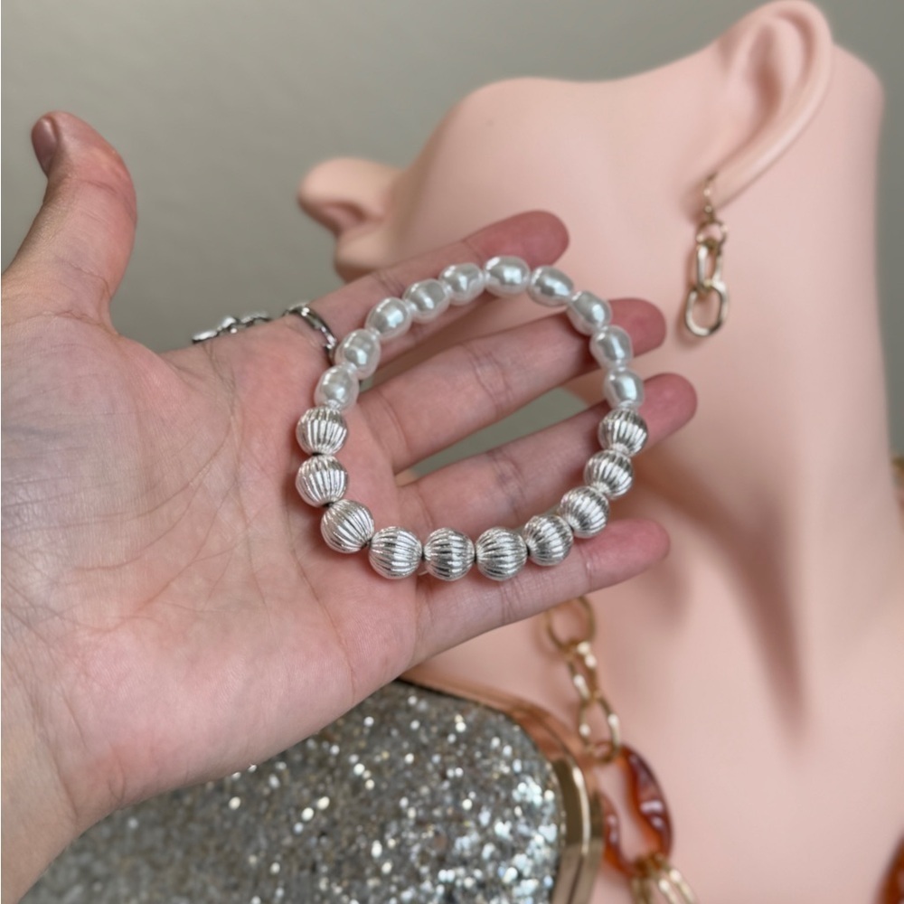 ⚜️❤️‍🔥 Silver and Faux Pearl Beaded Stretch Bracelet 💫 - Picture 4 of 7